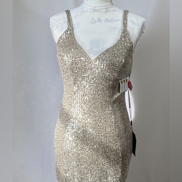 Mac Duggal Ieena Sequin V-Neck Gown size 2 - Picture 10 of 12